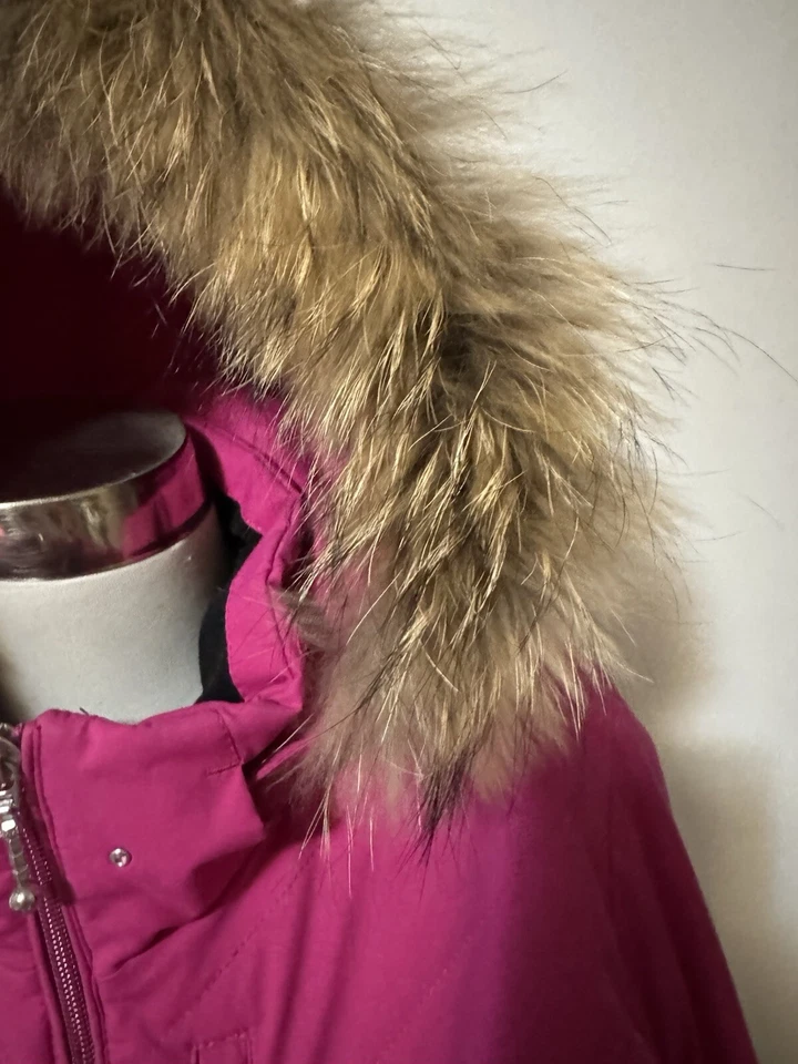 Chaqueta de esquí de invierno aislada Descente para mujer talla US 6 rosa con capucha ribete de piel Foto 3 de 4