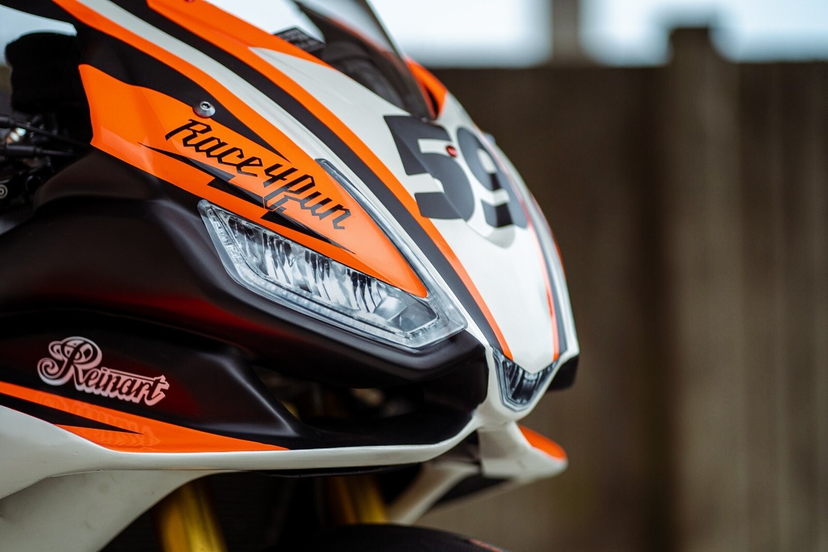 【７】 Stealth in design, bold in performance. The Ninja 300: your
