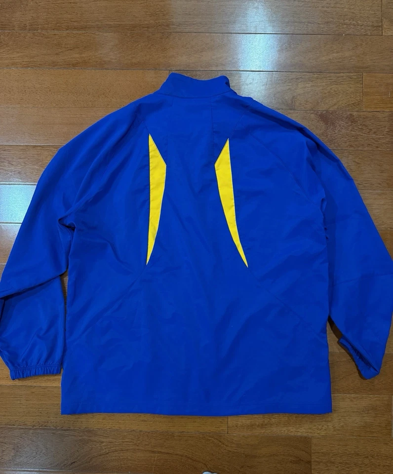 Jaqueta UA University of Delaware azul e amarela tamanho XL corta-vento zíper completo - Imagem 3 de 3