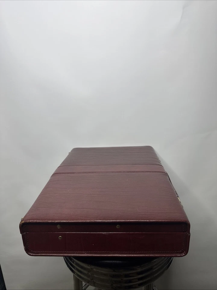 Maleta Masculina Geoffrey Beene Marrom Vintage Estojo Anexo Couro Genuíno Latão - Imagem 4 de 4