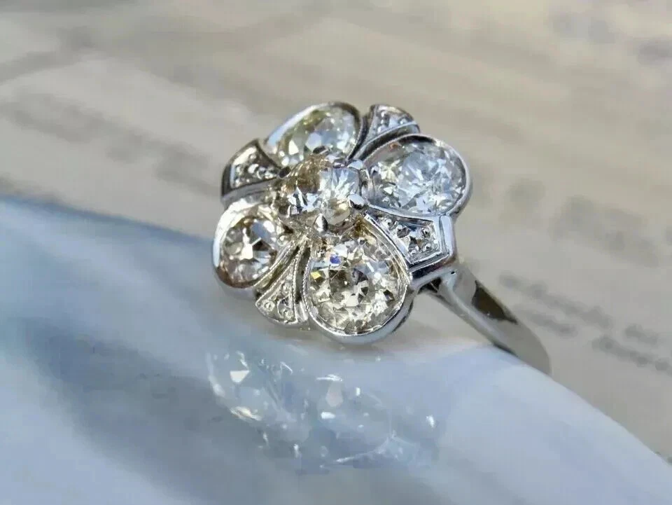 Hermoso anillo de regalo de boda de diamantes creado en laboratorio estilo Art Deco de oro blanco de 14 K FN Foto 4 de 4