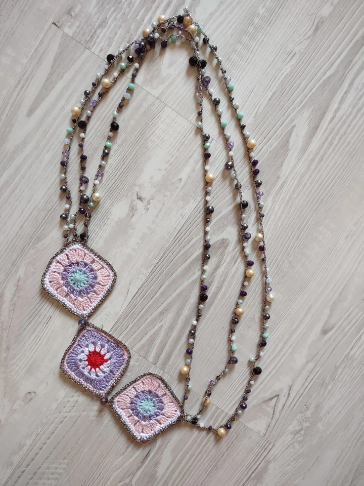 Collana fatta a mano all'uncinetto con mattonelle granny e cristalli a tre fili - Immagine 2 di 2