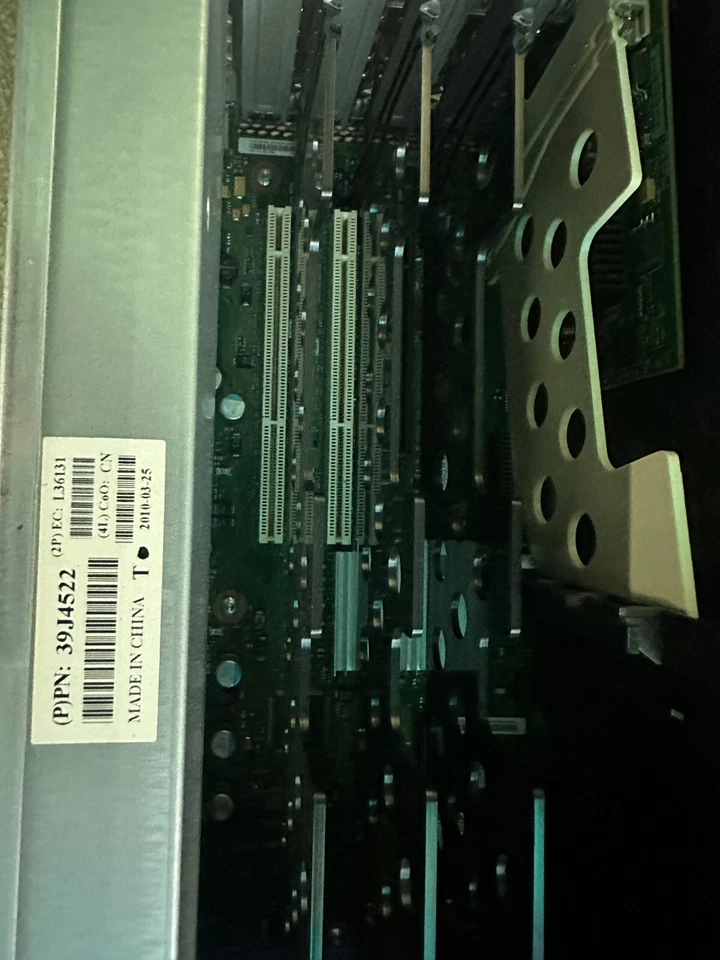 Servidor IBM Power 520, 8203-E4A, procesador único, 2 GB de RAM, DISCOS DUROS DE 1025 GB Foto 2 de 4