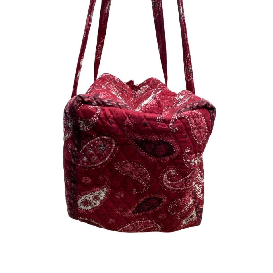 Bolso de viaje Vera Bradley rojo cachemir acolchado correas largas y cierre de cremallera Foto 4 de 4
