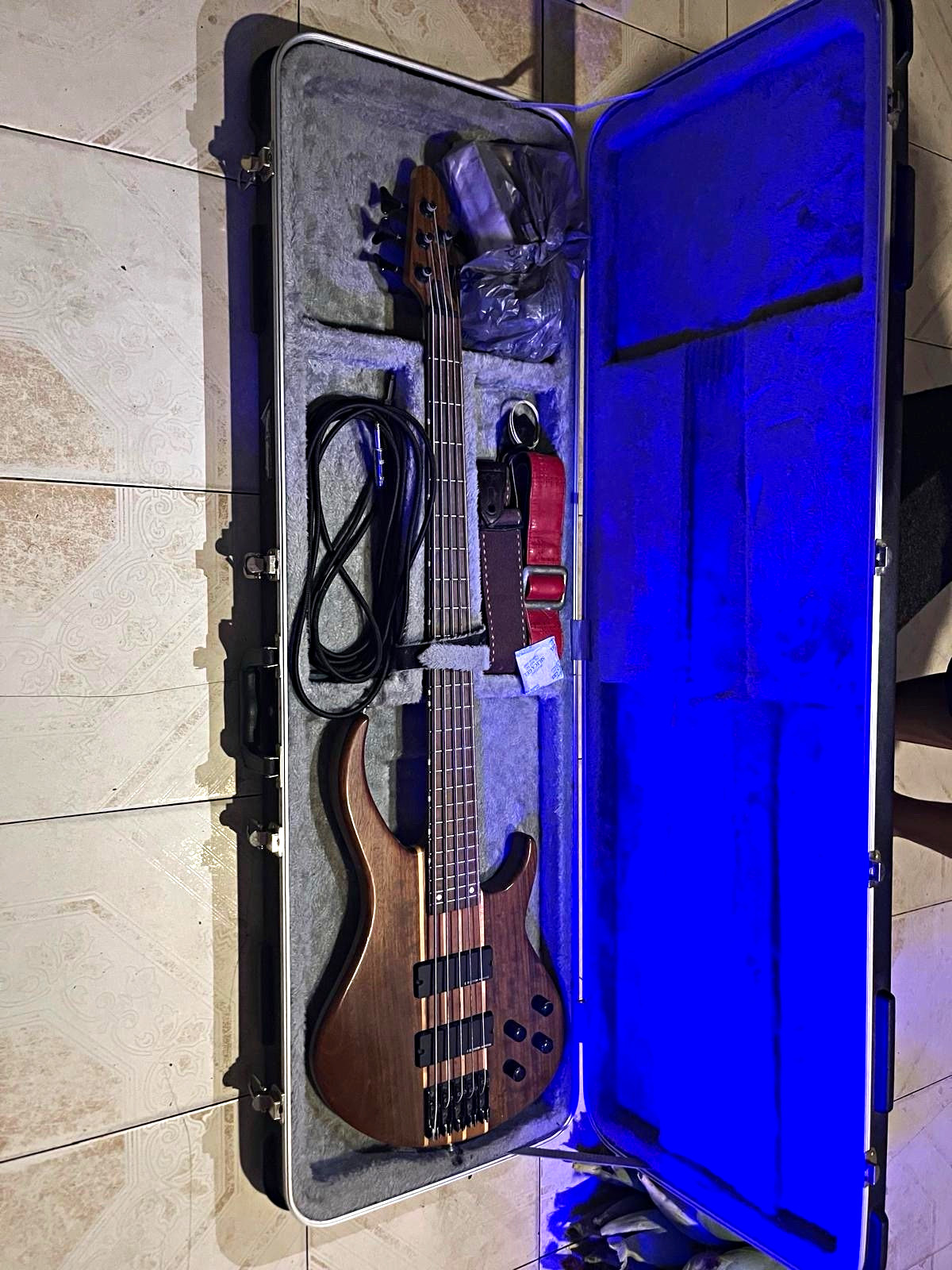 Ibanez Soundgear 5-String Right-Handed Brown Bass w/ Case Cable Strap