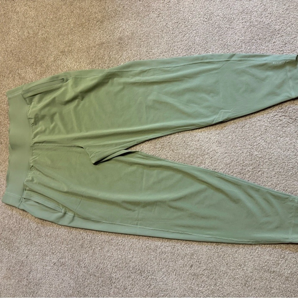 Pantalones de chándal para mujer Athleta run with it safe verde oliva talla grande sin defectos Foto 4 de 4