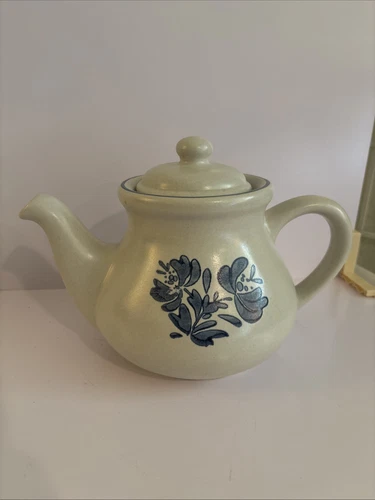 Vintage Pfaltzgraff Yorktowne 6 Cup Tea Pot with Lid #7-550 USA 6.5"  Stoneware