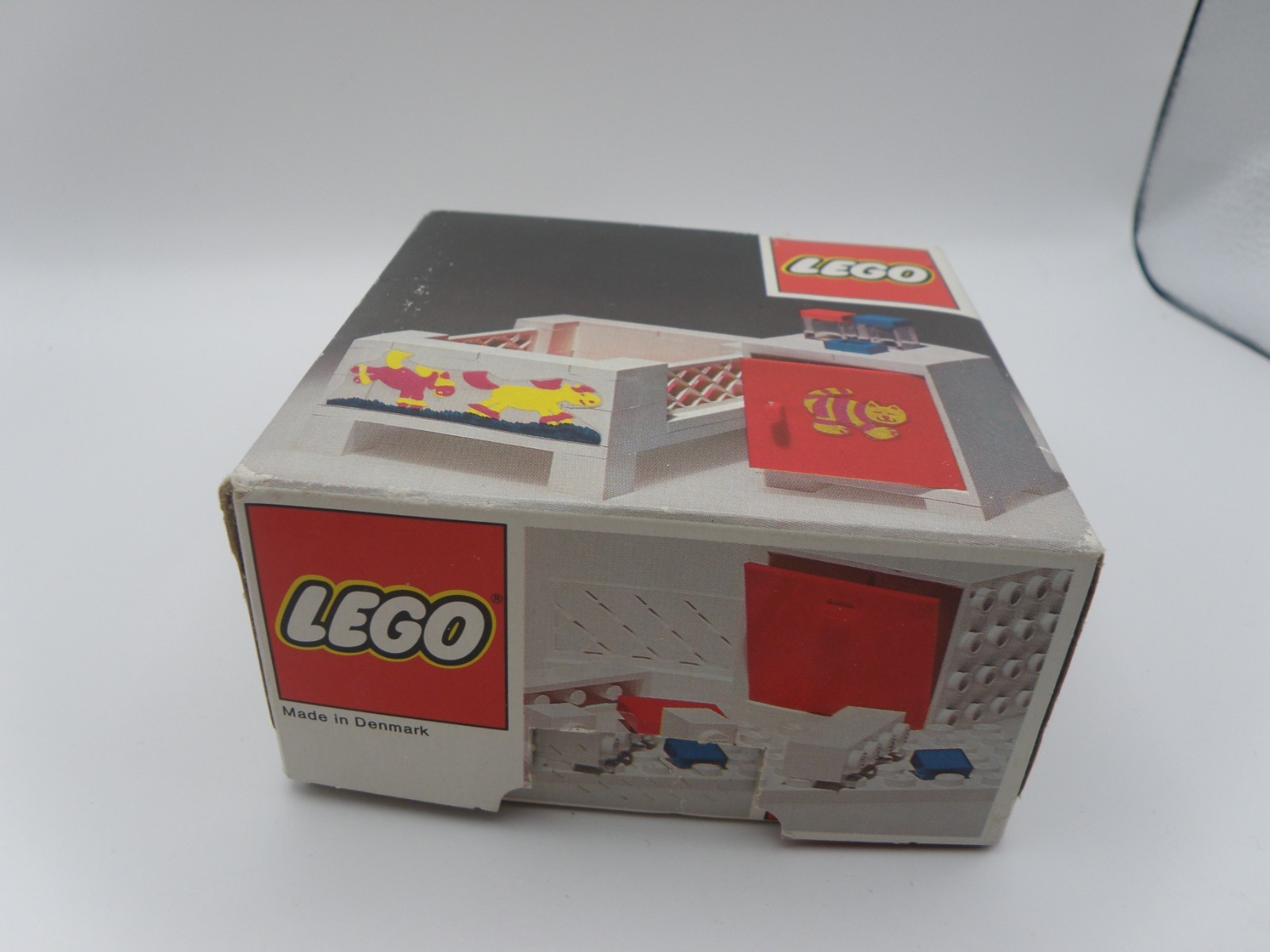 Foto 7 van Vintage LEGO Homemaker Set 271 Baby's Cot and cupboard with instructions and Box