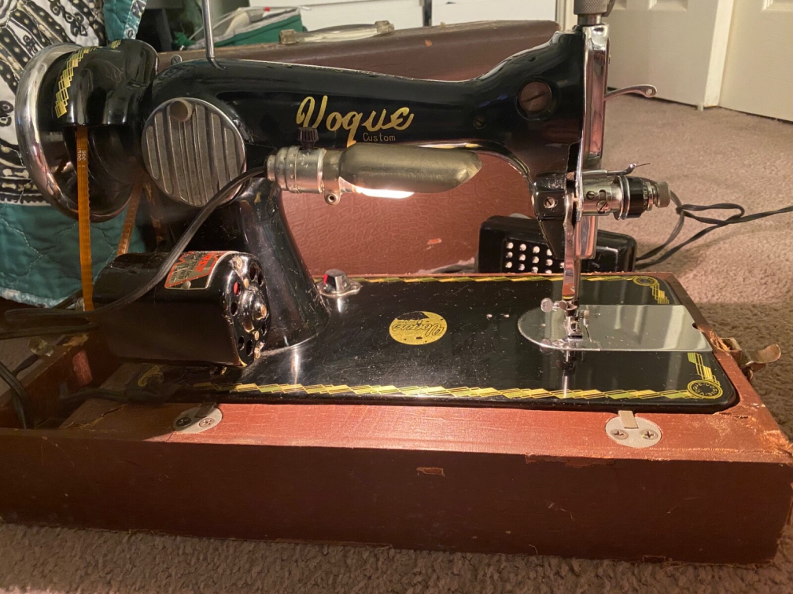  Antique Sewing Machine with Portable box, black and gold