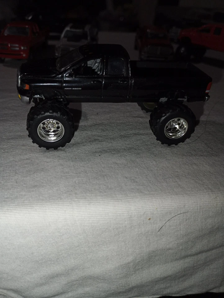 Camión agrícola Dodge Ram 2500 negro personalizado 1/64 raro y difícil de encontrar Foto 2 de 3