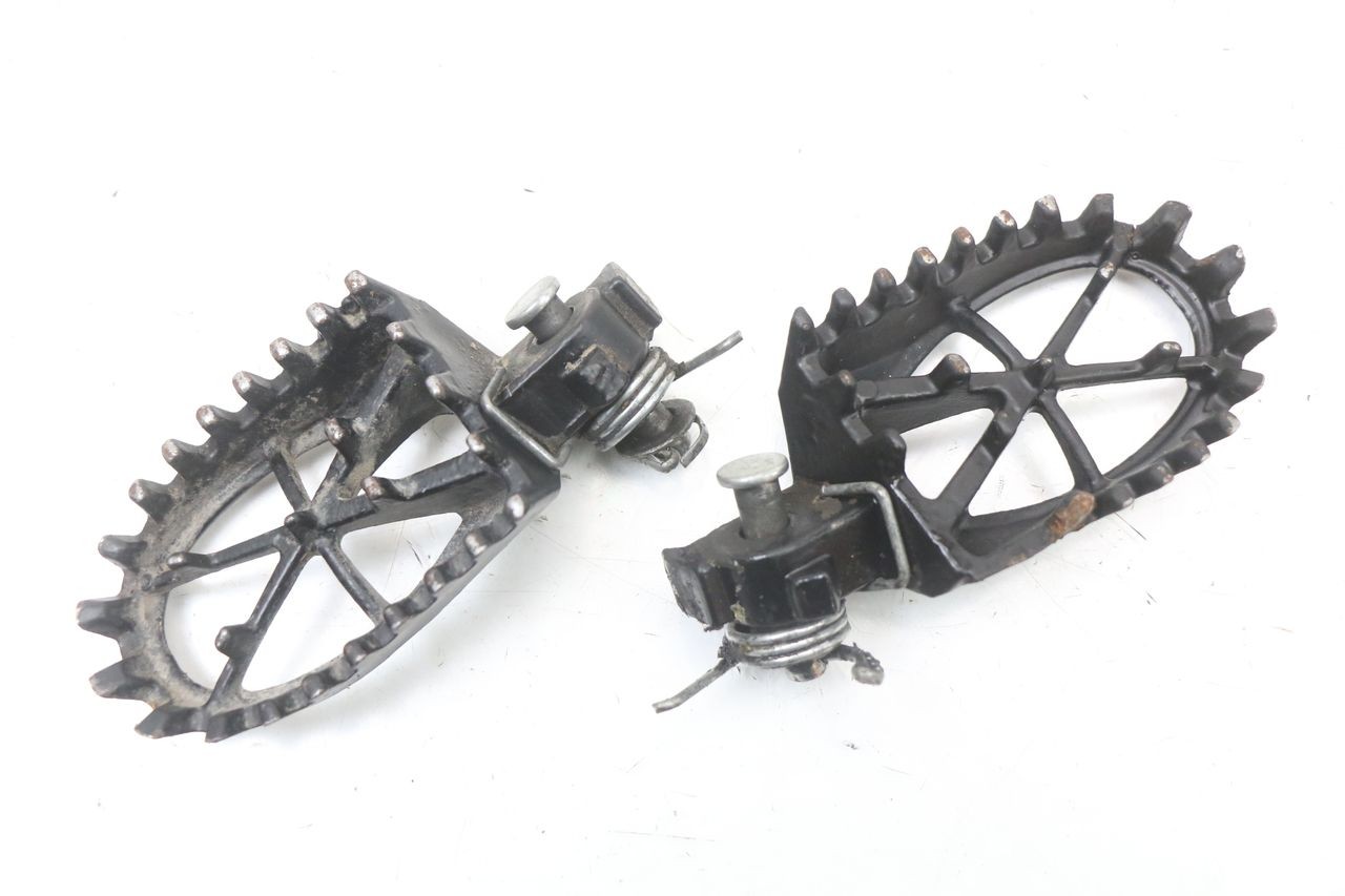 PAIR FRONT FOOTREST - APOLLO RFZ 140
