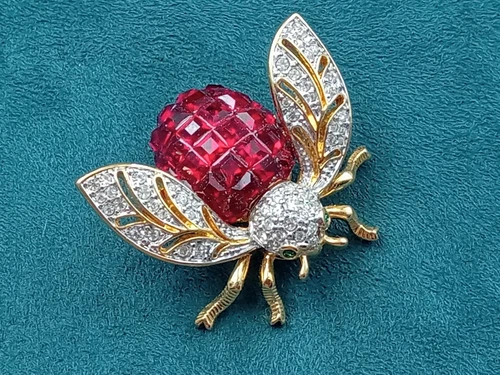 Vtg Gold Tone Costume Jewelry Bee Pin w Red Body & Clear Stone Wings: 1.4 x 1.2"