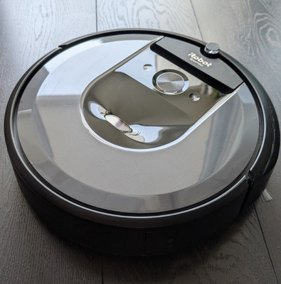 iRobot Roomba i7 Staubsaugerroboter Schwarz/Silber + Zubehör
