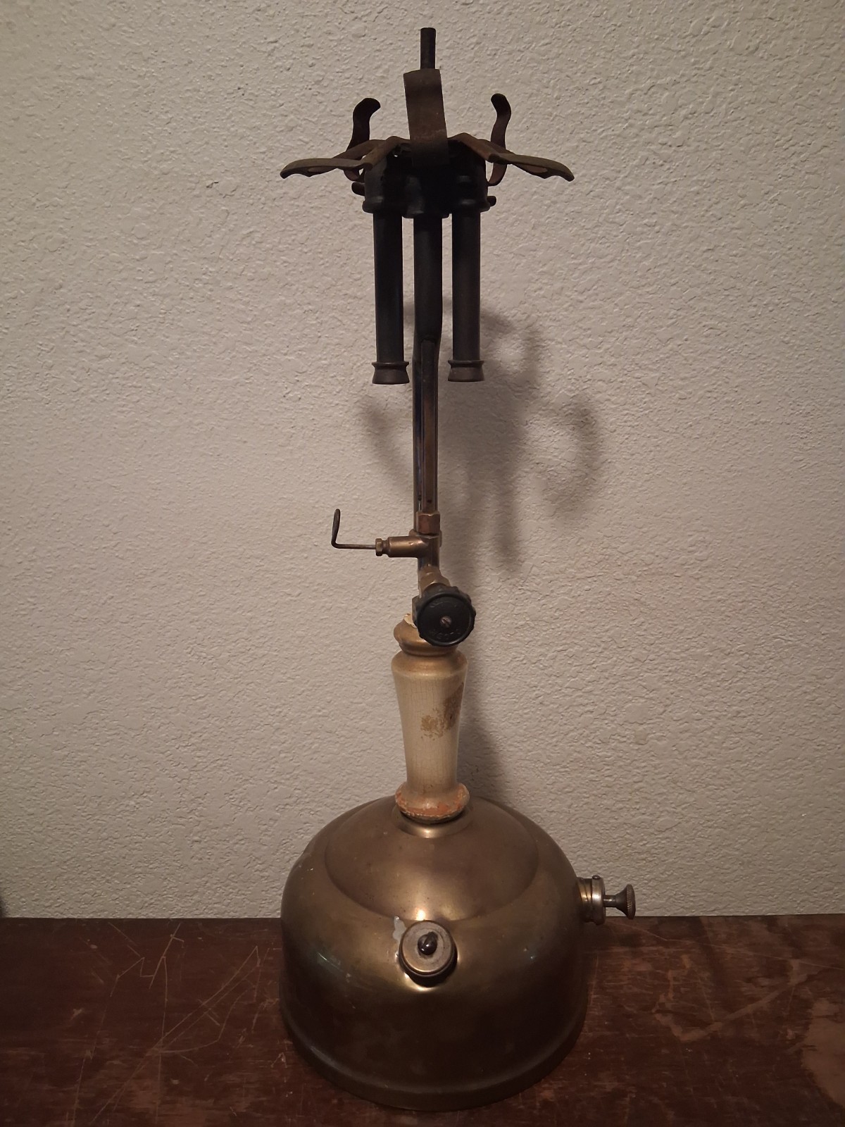 Vintage Coleman Sunshine Of The Night Model 152 Lamp Kerosene - No Globe- Pumps!
