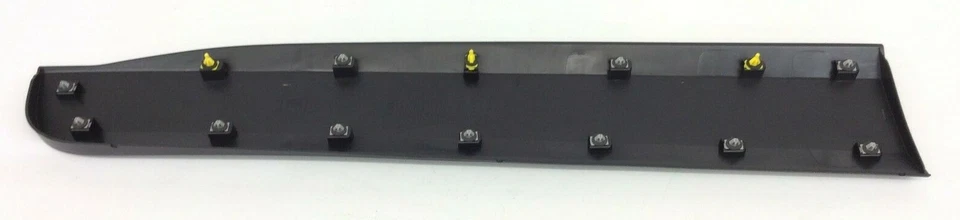 Chevrolet Traverse 2018-2020 pasajero delantero inferior moldura de puerta negra OEM Foto 3 de 4