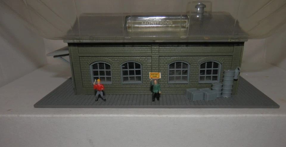 Model Power N Scale Lighted US Army Munitions Depot with Paladin Tanks #2595 NOS - Image 2 of 4