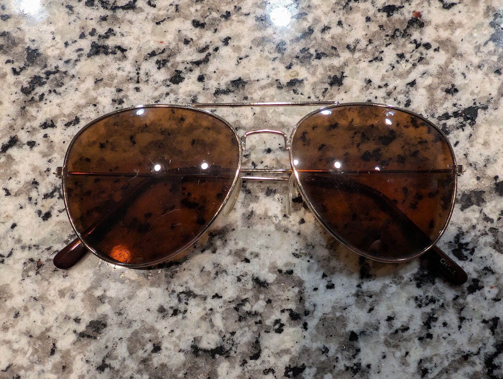 Stylish Aviator Sunglasses for Men and Women-image