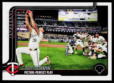 2025 Topps TEAM CARD: Say Cheese! Picture-Perfect Play #81 Minnesota Twins
