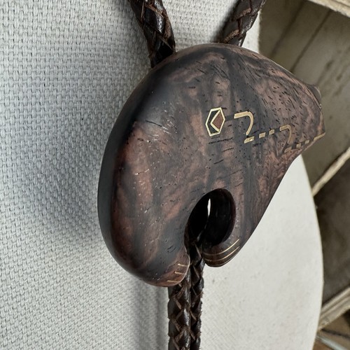 Incredible Vintage Brass Inlay Carved Western Wood Bolo Tie Artist Signed - Picture 7 of 13