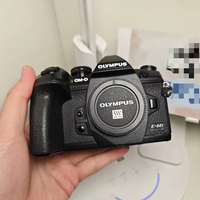 Olympus OM-D E-M1 Mirrorless Digital Camera with 16MP 3-Inch LCD Body Only Black