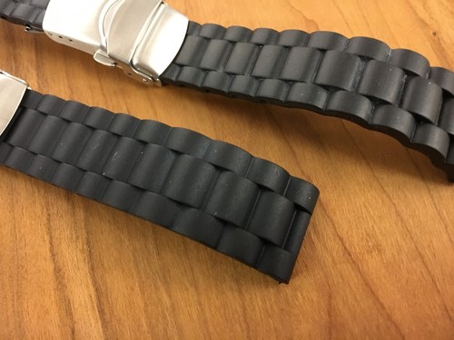 Correa de reloj de goma de silicio negra con cierre de despliegue de acero inoxidable - Imagen 3 de 7
