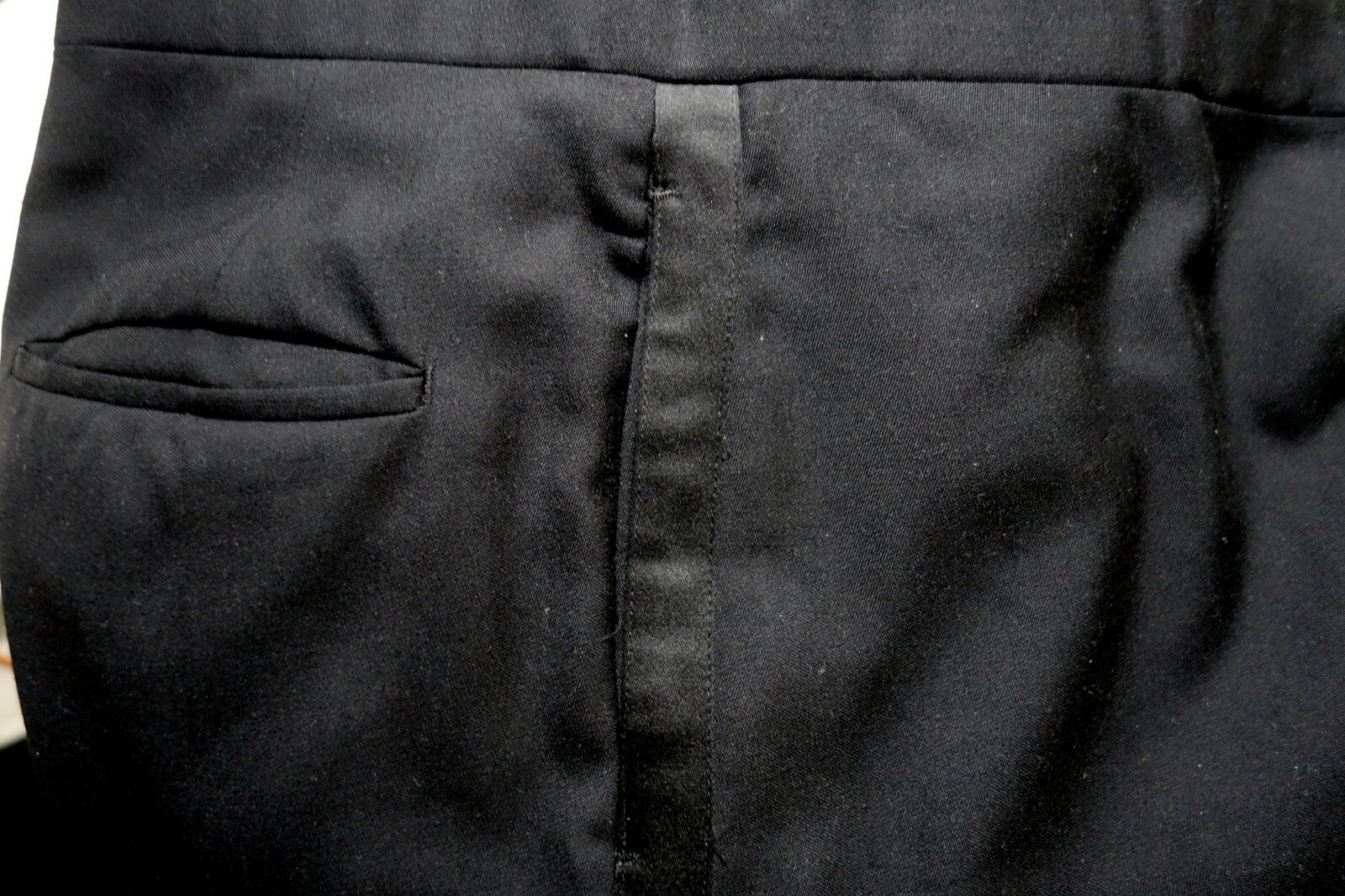 Samuelsohn Tuxedo 44L W/Studs Cuff Links Tie, Cummerbund, and More Dual