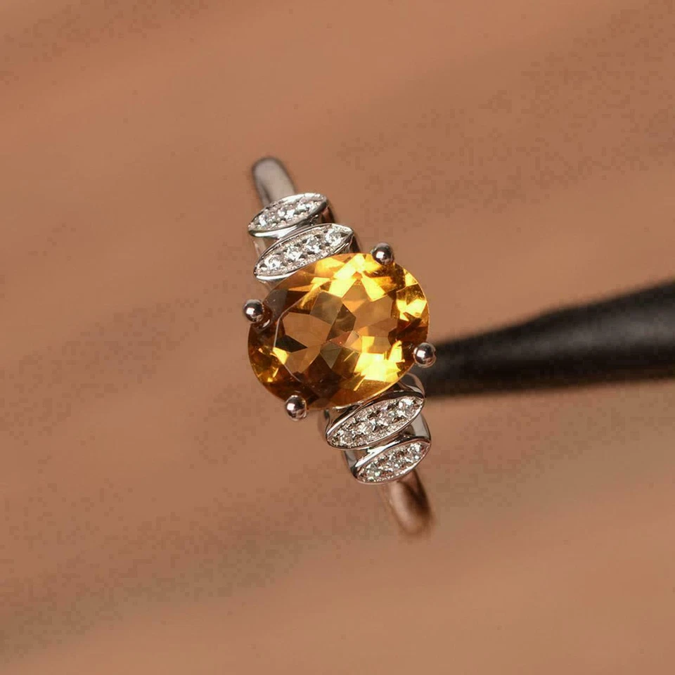 Anillo de compromiso solitario citrino amarillo de 2 quilates creado en laboratorio enchapado en oro blanco de 14 quilates Foto 2 de 4