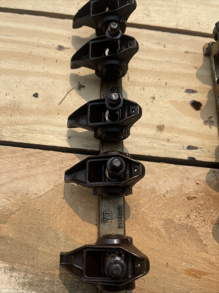 LS Rocker Arm Set - USED - GM 4.8L 5.3L 6.0L Set of 16 LS1 LS2 LS6 LQ4 LQ9 - Image 3 of 4