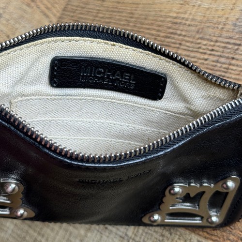 Cartera sin asas Michael Kors negra de cuero suave con cremallera continental detalles metálicos - Imagen 6 de 15