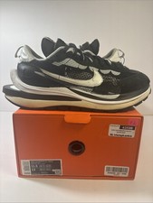 Preços baixos em Nike sacai x VaporWaffle Black White | eBay