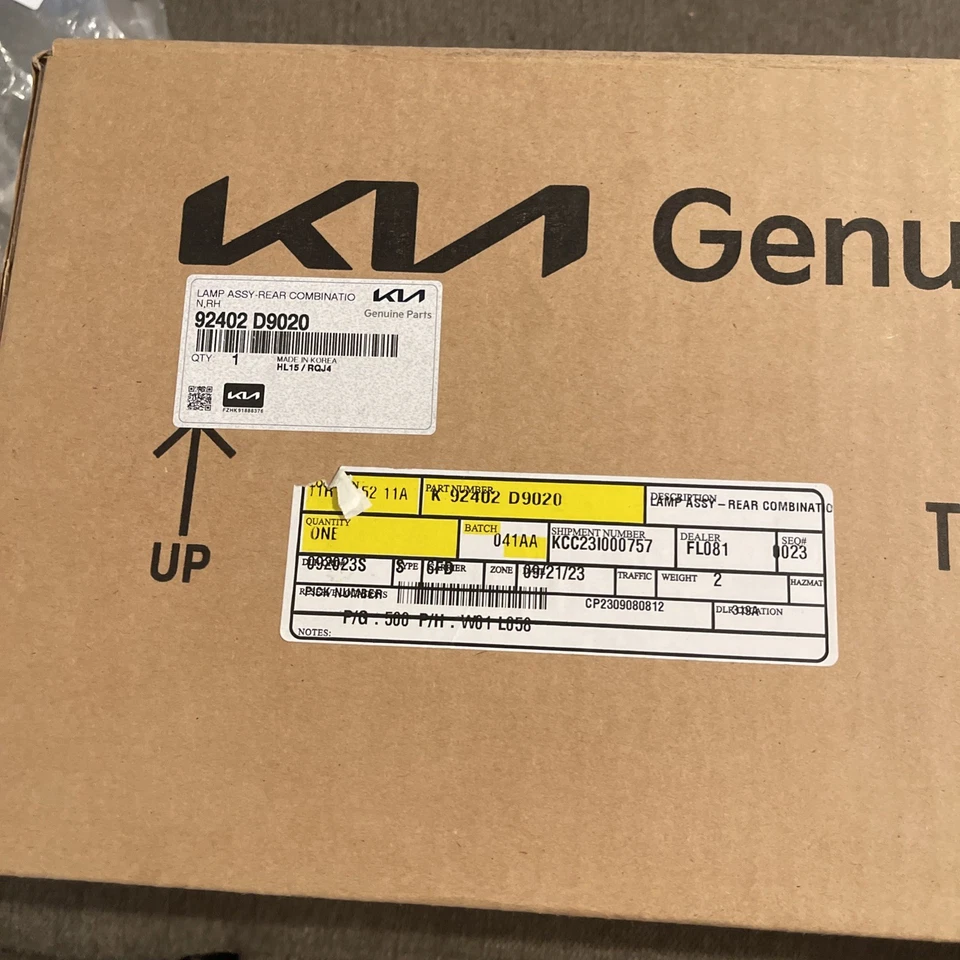 KIA GENUINE PARTS 92402-D9020 LAMP ASSEMBLY- REAR COMBINATION  OEM NEW !!!!! - Image 2 of 2