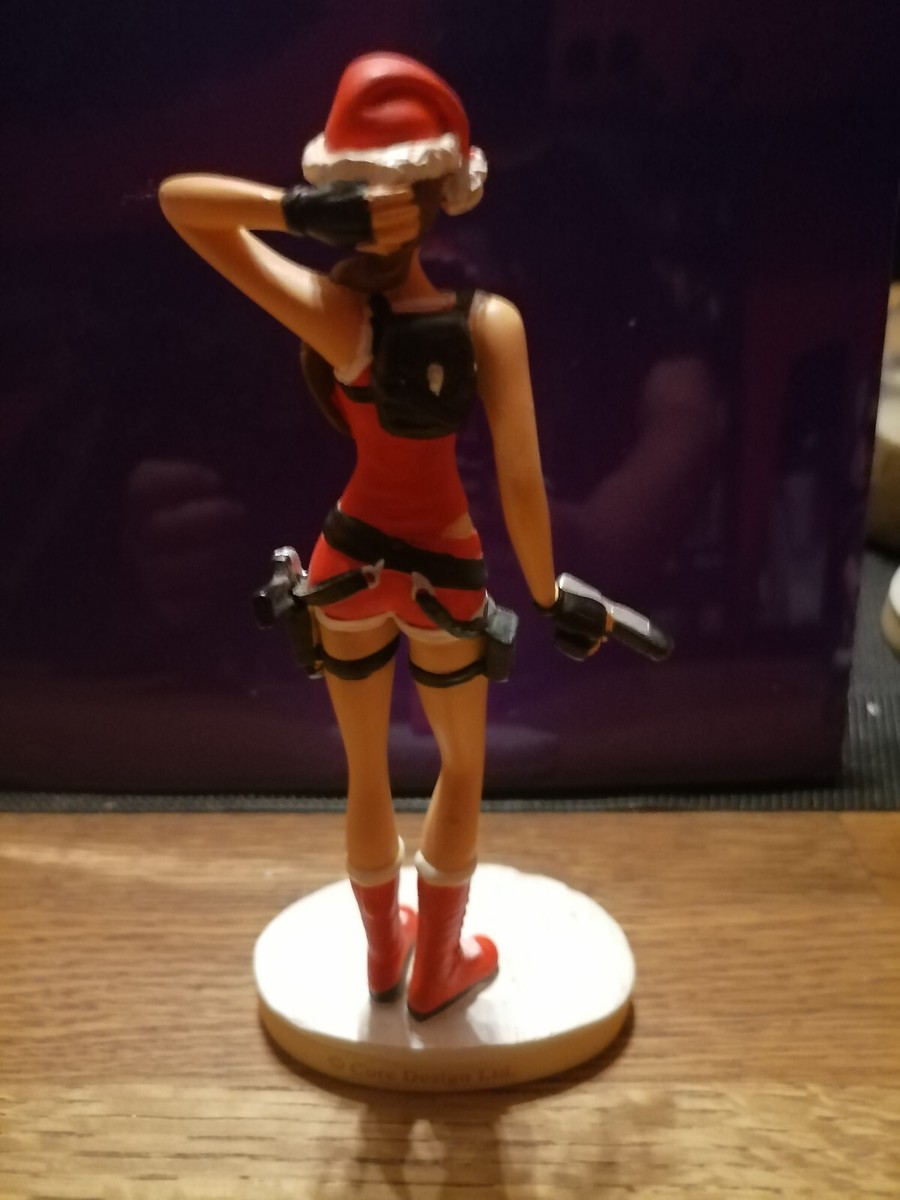 Figurine fêlée Lara Croft Tomb Raider Statuette Robe rouge