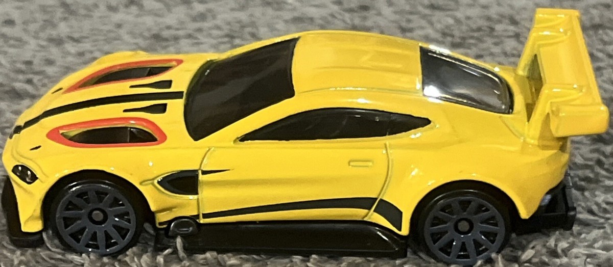 ホットウィール Aston Martin Vantage GTE 2/5 Amazon.com: Hot Wheels Aston Martin Vantage GTE, Race Day