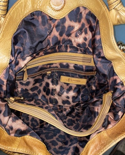 B. Makowsky Camel Tostado Guijarro Cuero Solapa Cremallera Cartera Bolso de Mano Hobo Bolso de Mano - Imagen 6 de 6
