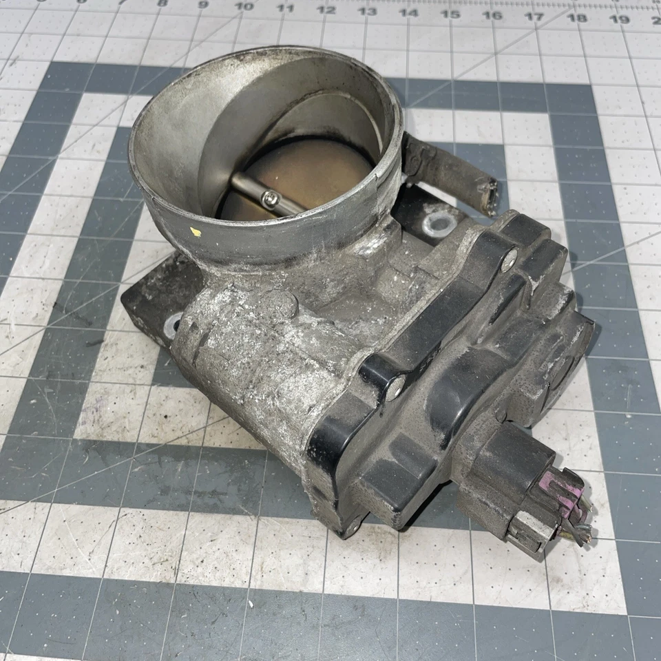 Cuerpo del acelerador usado OEM para Cadillac Chevy GMC GM 12570800 12679525 Foto 3 de 4