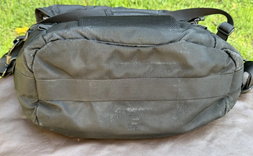 Bolso de hombro Lowepro Stealth Reporter 400AW negro para cámara con correa cubierta para lluvia Foto 4 de 4