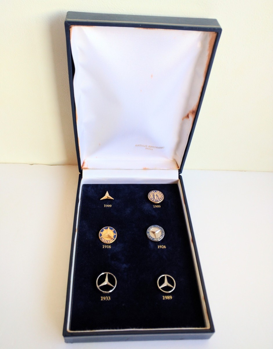 pin's Mercedes 1934 - 500 K - Arthus Bertrand Paris - 3 x 2 cm