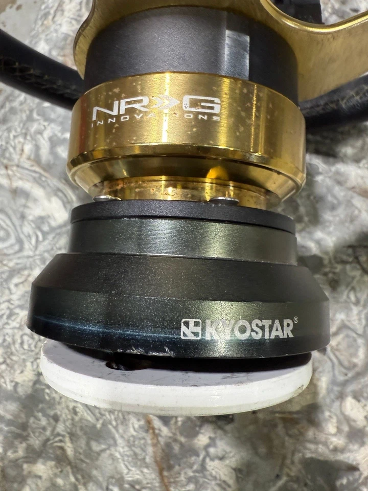 Volante NRG Kyostar Deep Dish cuero negro con puntada roja radios dorados Foto 3 de 4