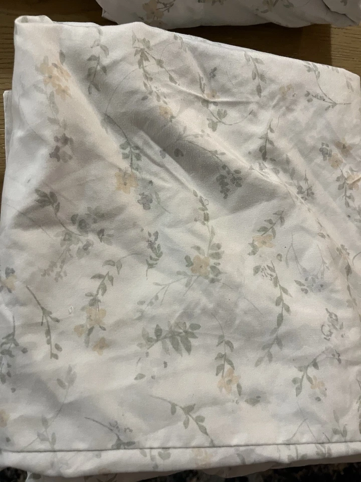 Juego de sábanas Liv Lilah Queen con sábana plana y 3 fundas de almohada Queen Foto 2 de 3