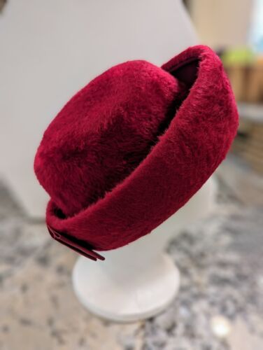 60s Vintage Betmar Mystere Red Cloche Beret Fur Hat Womens Marlo Thomas 6.75 MCM - Picture 1 of 16