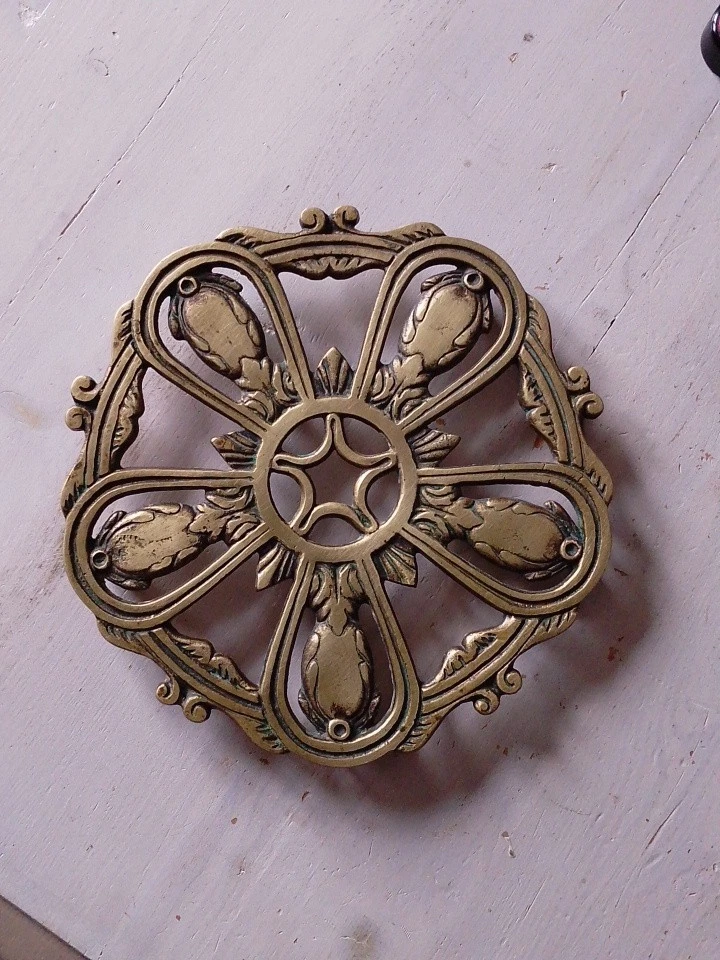 Dessous de plat ancien en laiton et cuivre martelé