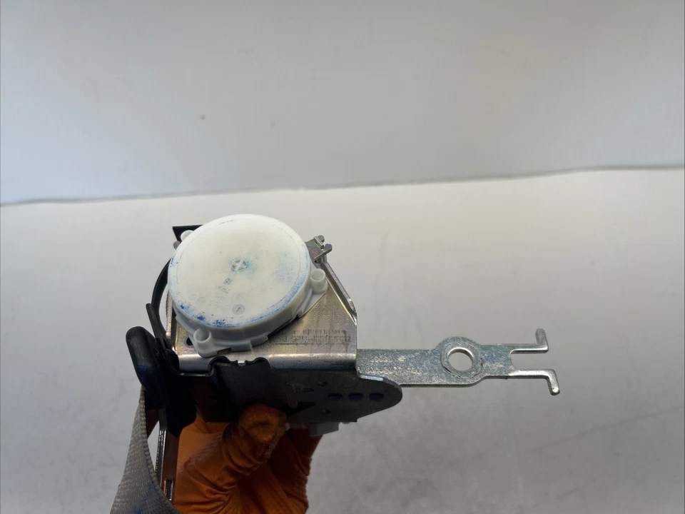 Retrator de cinto de segurança traseiro esquerdo fabricante de equipamento original 2011 2012 2013 2014 15 2016 BMW 550I 34048282A - Imagem 4 de 4