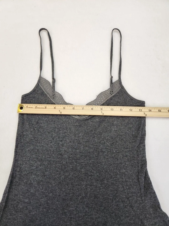 Camiseta sin mangas Victoria Secret con correa de espagueti M sexy elegante gris bajo capa ribete de encaje Foto 3 de 4