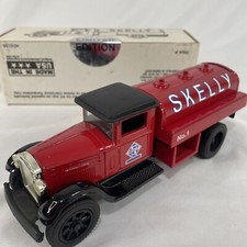 Ertl "1931 International" Skelly Oil Company, Tanker Truck, Locking Bank w/ Key
