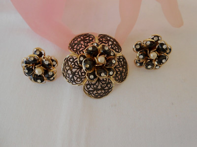 PARURE SET BROSCHE UND OHRRINGE signiert CHOR Blume Lack schwarz Perlen Strass