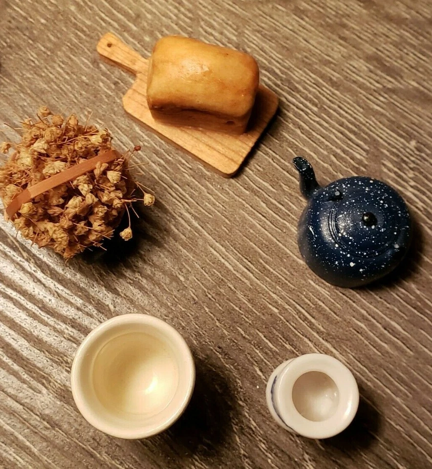 Miniaturas vintage para casa de muñecas: vajilla ala roja, Delft, tetera, pan/tablero, cesta Foto 3 de 4