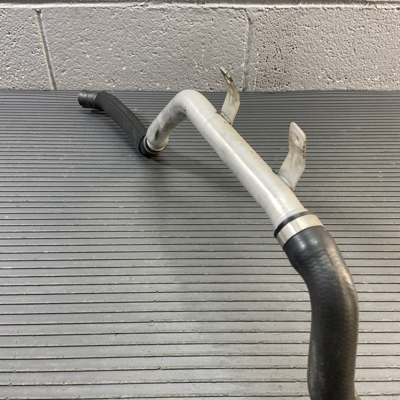 BMW i8 2014-2020 Front Feed hose