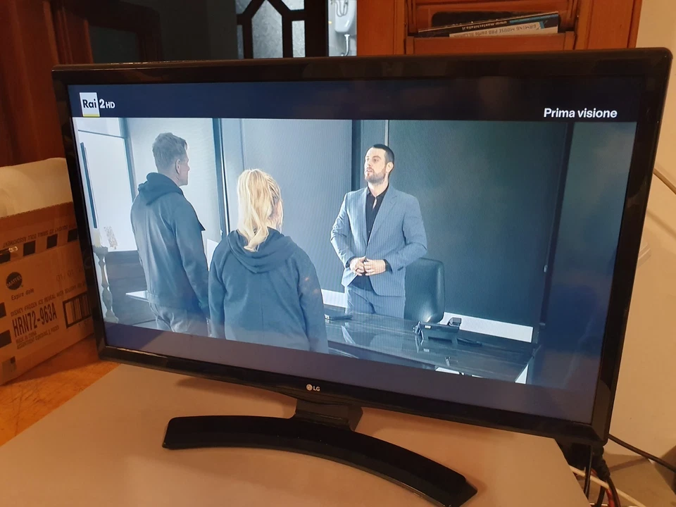 LG TV 22" LED HDMI USB SCART TELECAMERE VIDEOGIOCHI FULL HD DVB-T2 22MT47D-PZ - Immagine 2 di 4