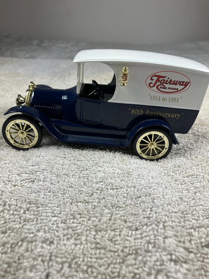 Banco fundido a presión Fairway Fine Foods 1916 Studebaker Panel Entrega escala 1/25 Foto 3 de 4