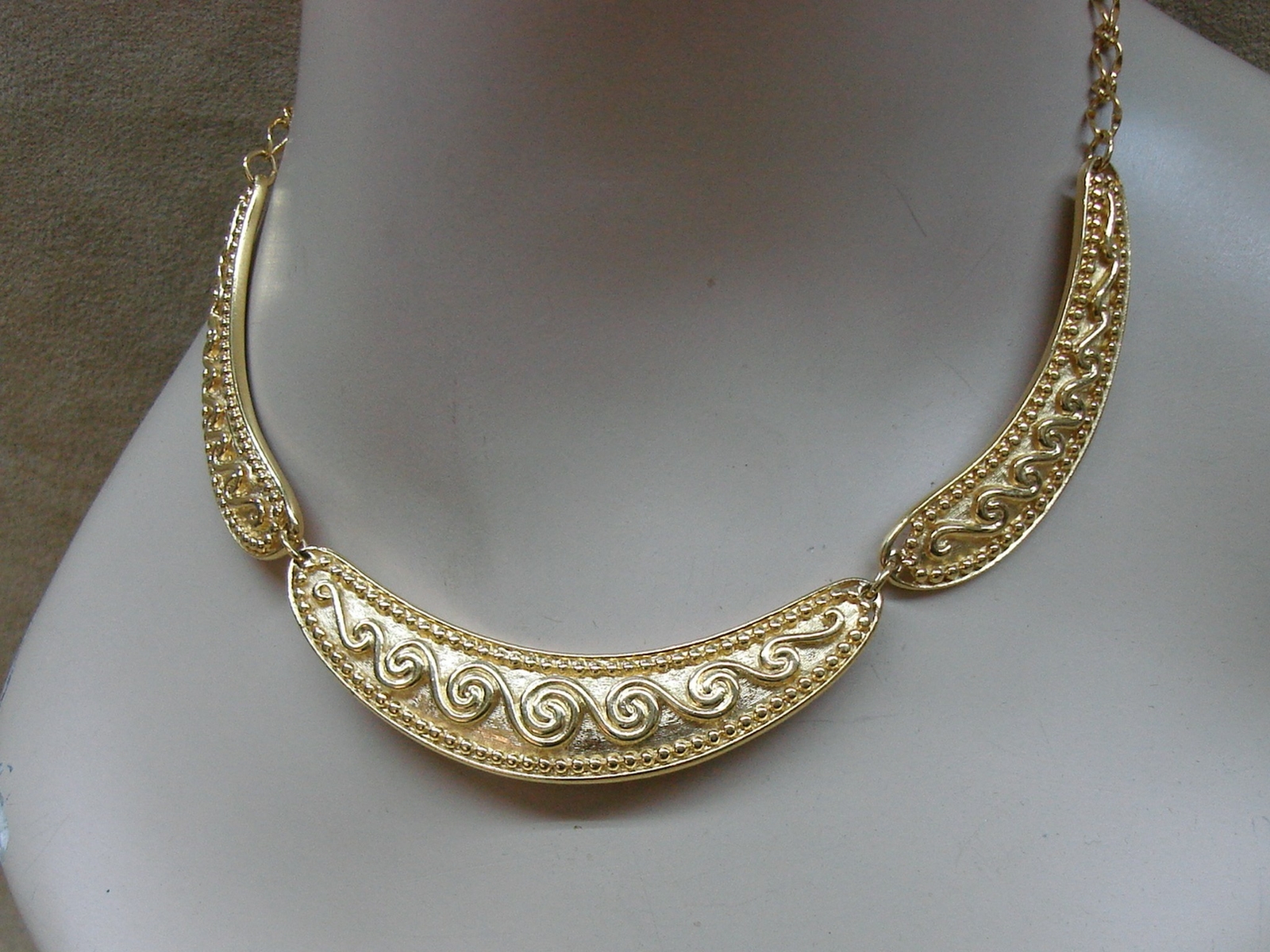 ELEGANT VINTAGE 1970'S  EGYPTIAN REVIVAL GOLD TON… - image 1